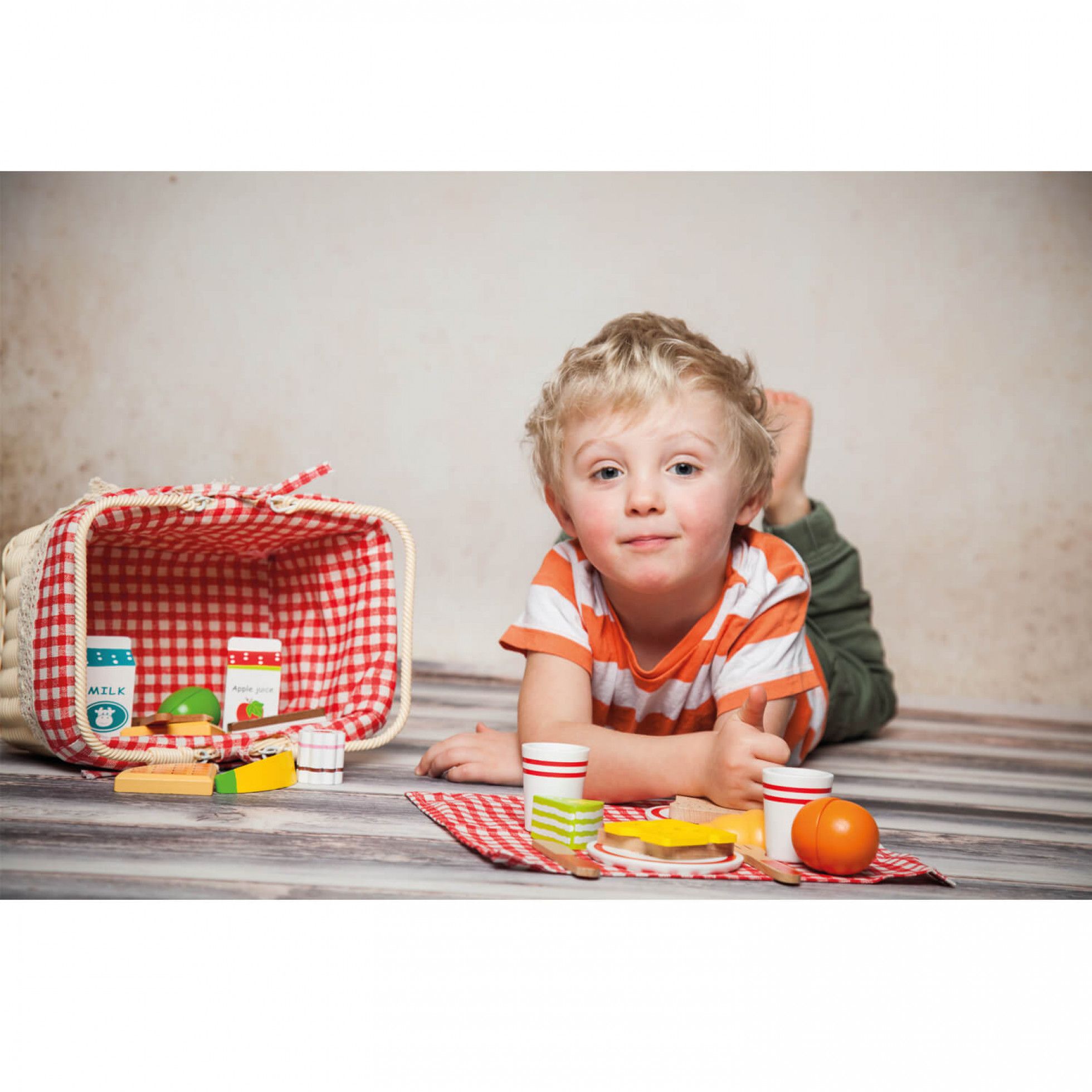 Cos de picnic cu accesorii si alimente din lemn - New Classic Toys 6