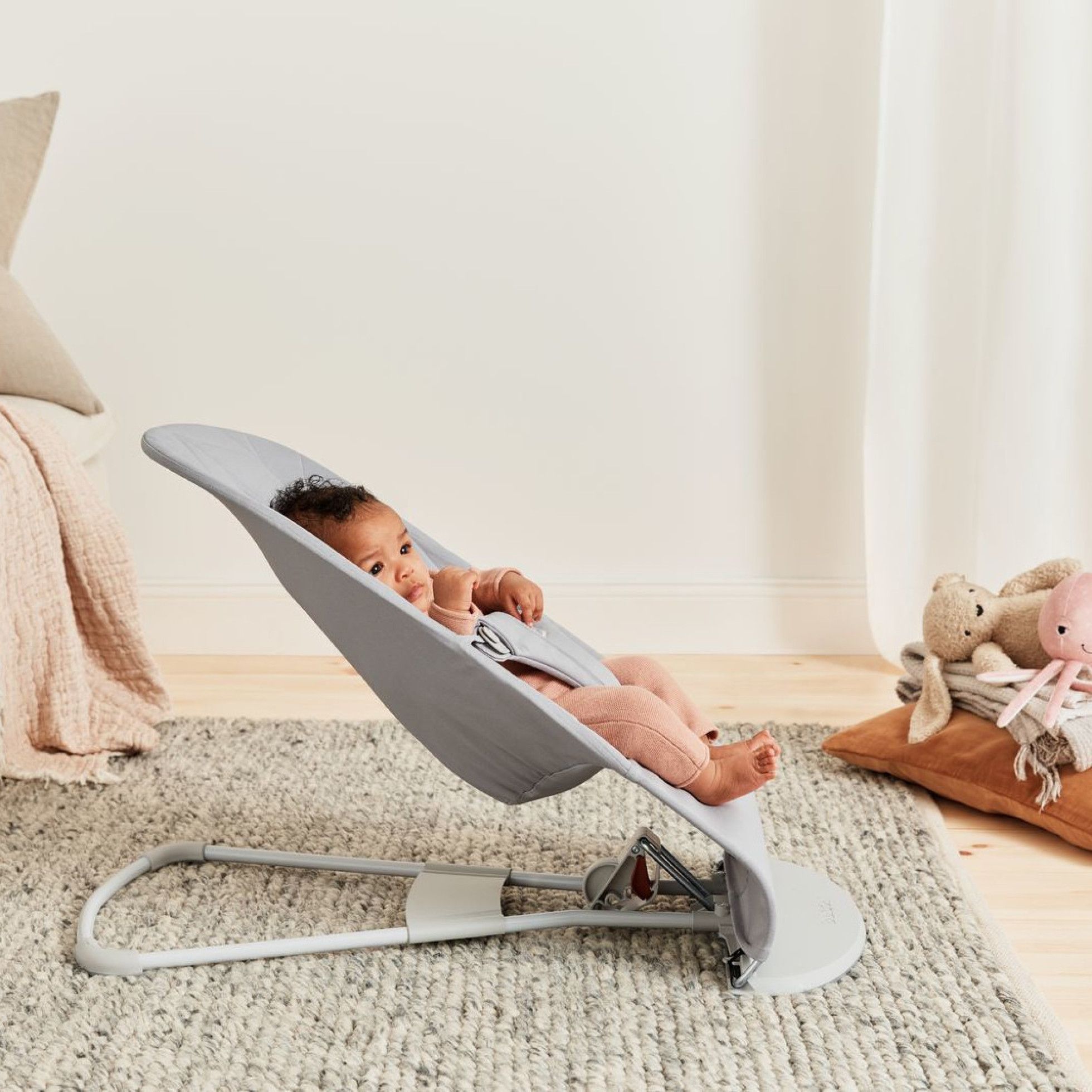 Balansoar Bliss Light Grey din tesatura matlasata cu aspect delicat de petala - BabyBjorn 2