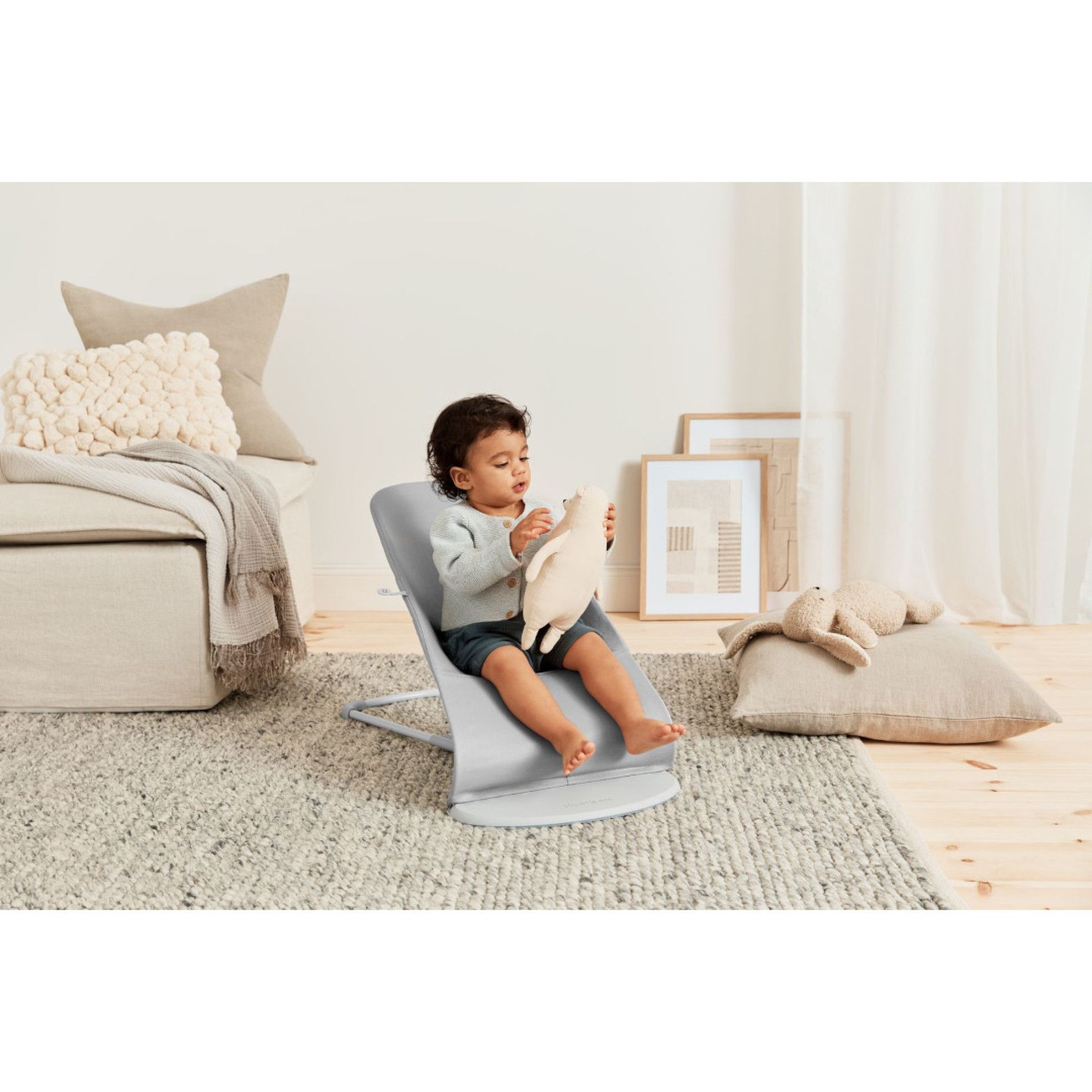 Balansoar Bliss Light Grey din tesatura matlasata cu aspect delicat de petala - BabyBjorn 3