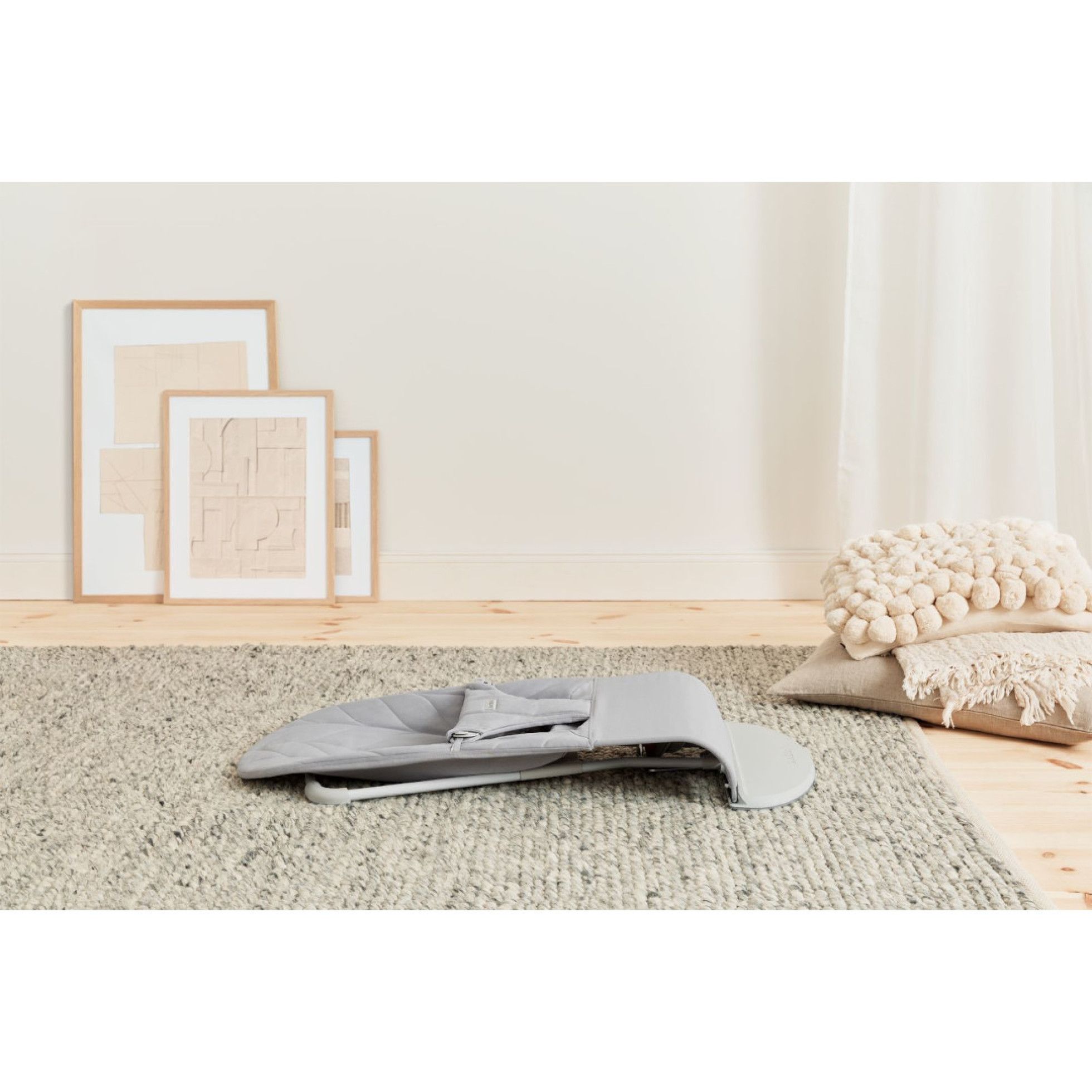 Balansoar Bliss Light Grey din tesatura matlasata cu aspect delicat de petala - BabyBjorn 5