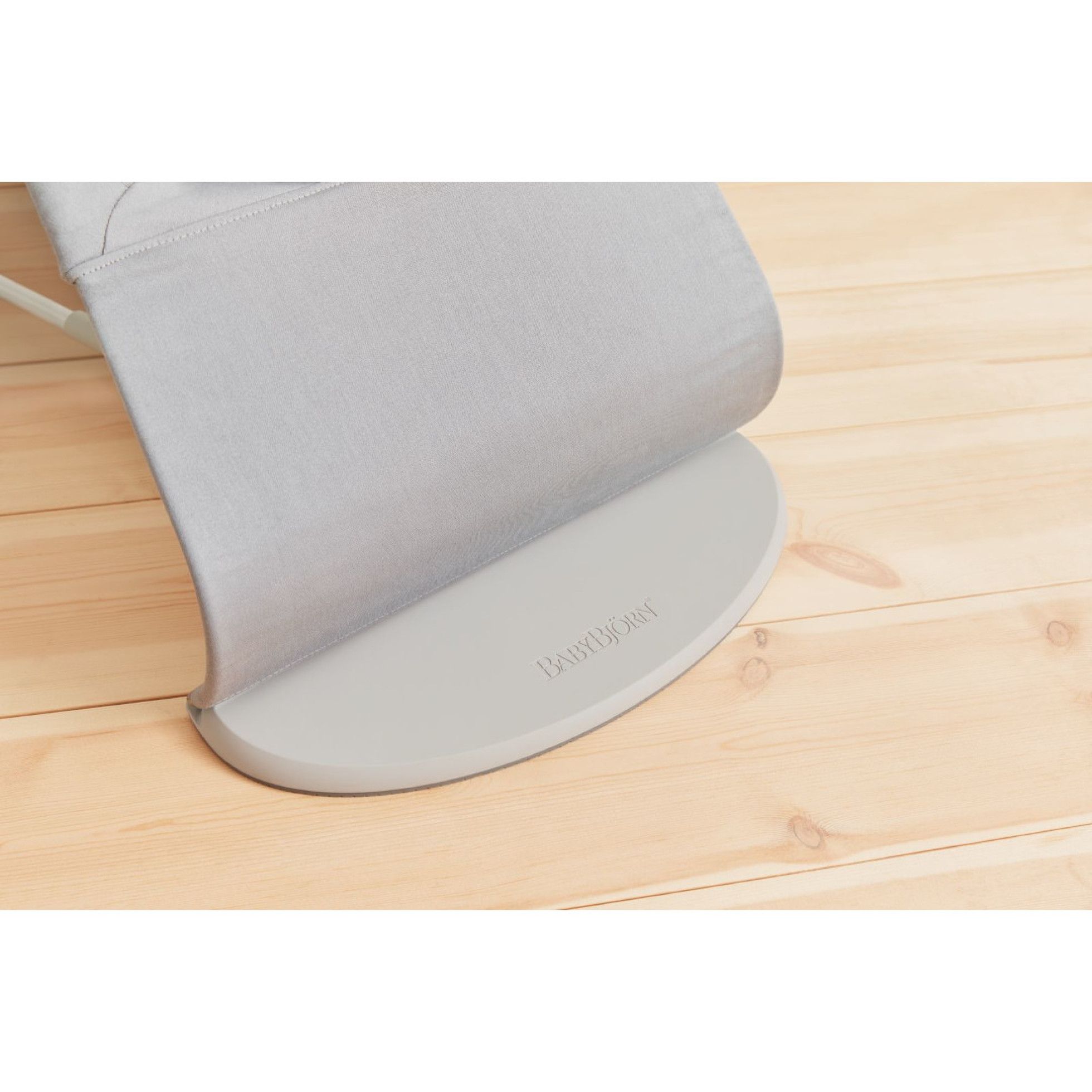 Balansoar Bliss Light Grey din tesatura matlasata cu aspect delicat de petala - BabyBjorn 6