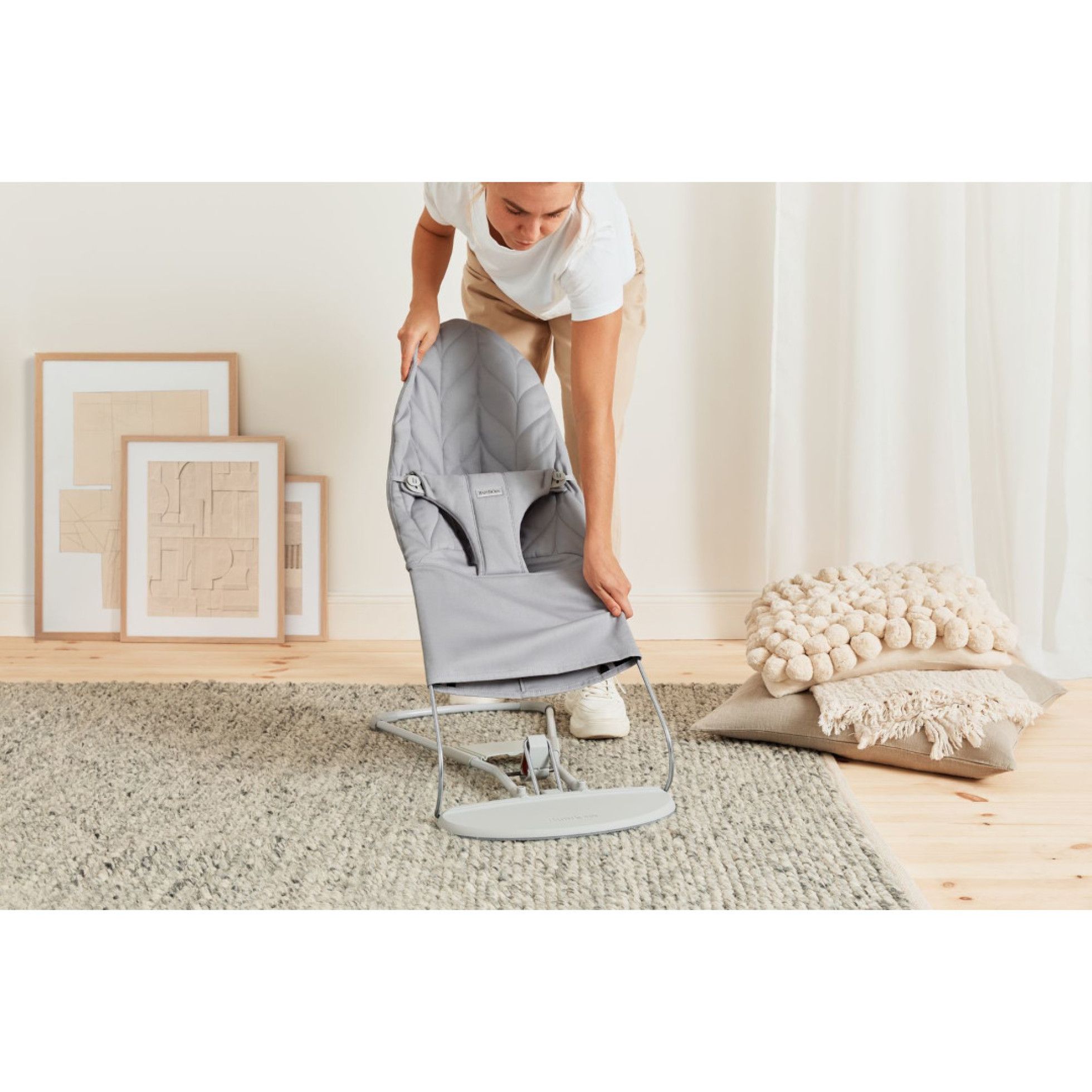 Balansoar Bliss Light Grey din tesatura matlasata cu aspect delicat de petala - BabyBjorn 7