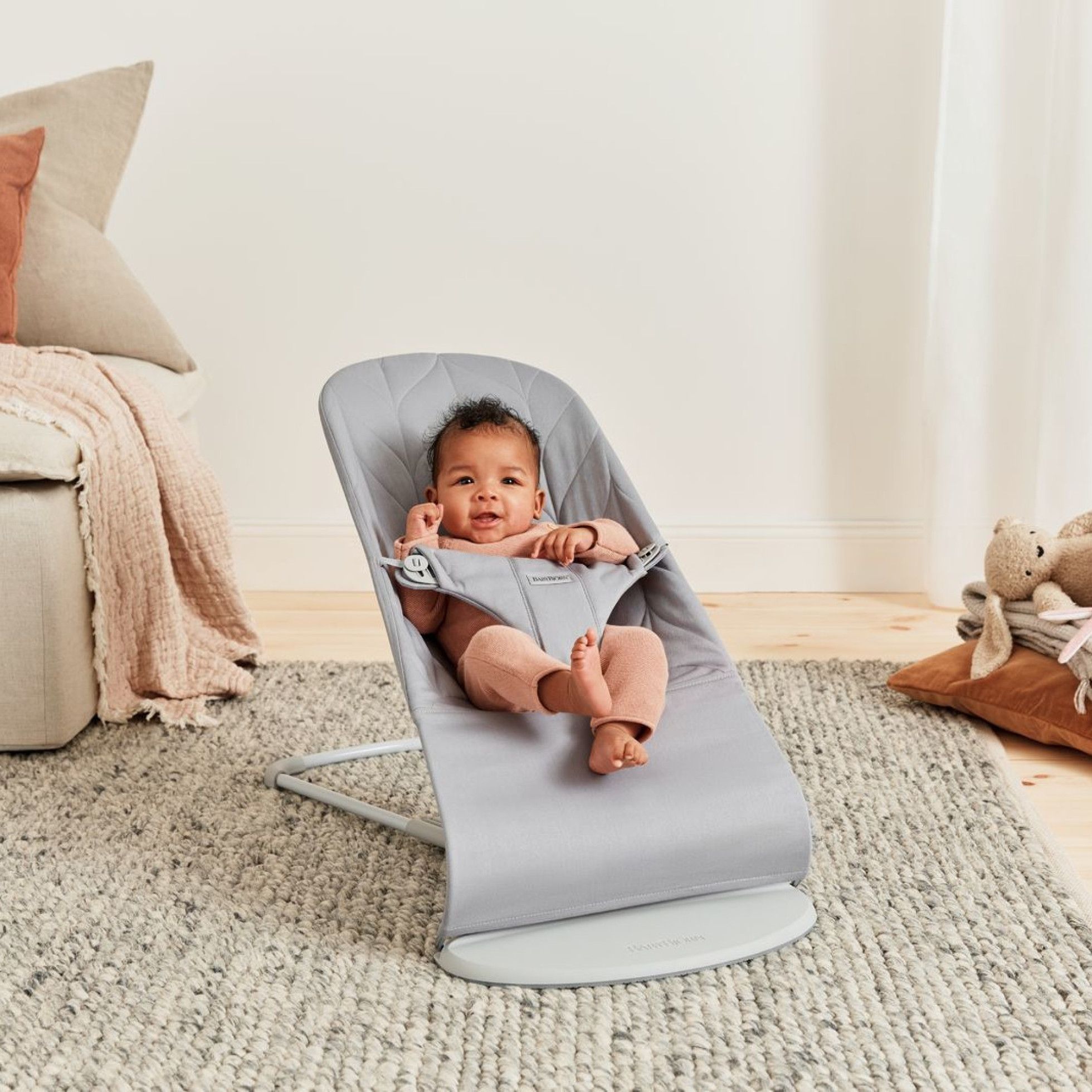 Balansoar Bliss Light Grey din tesatura matlasata cu aspect delicat de petala - BabyBjorn 10