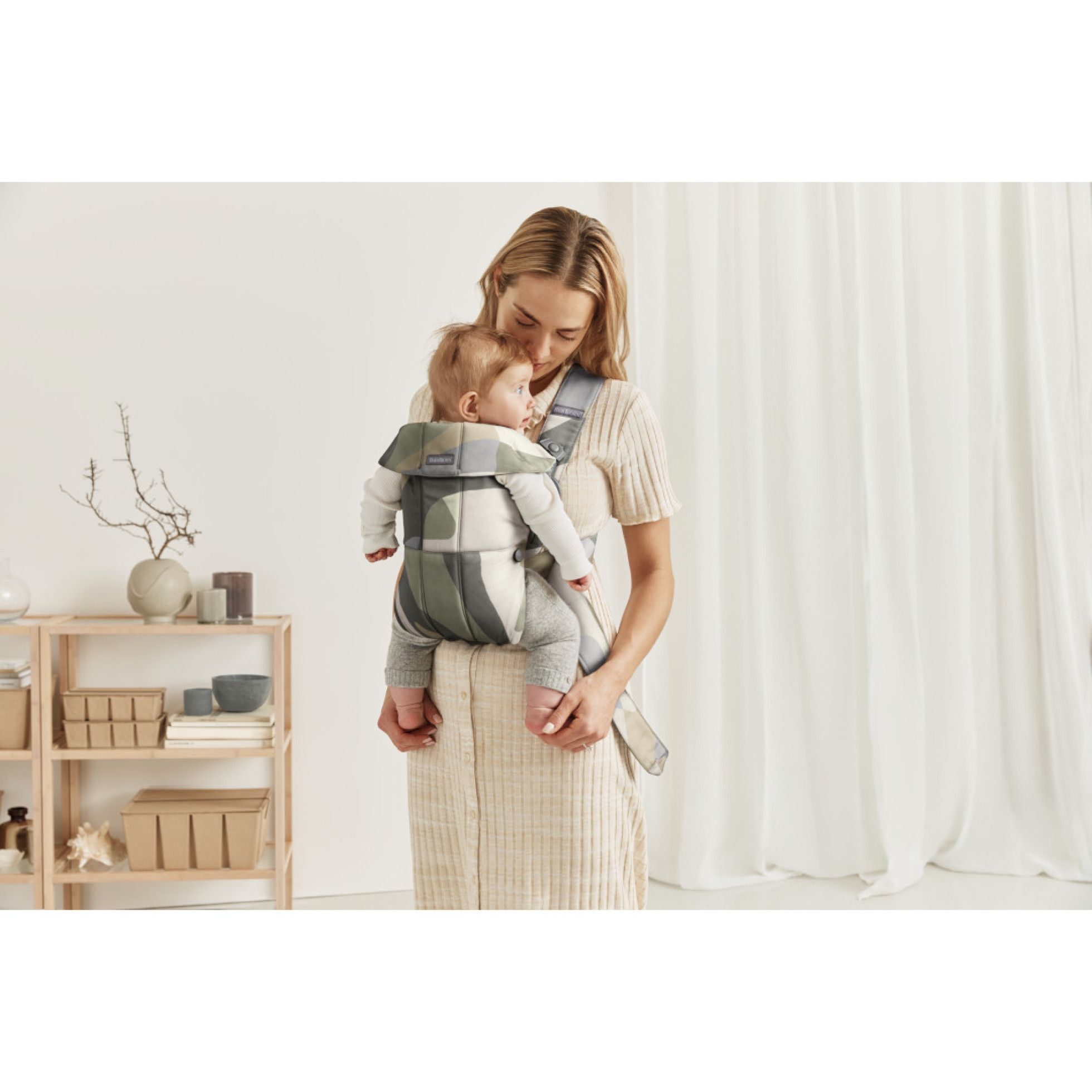 Marsupiu anatomic cu multiple pozitii de purtare Mini Khaki/Green Bumbac - BabyBjorn 13