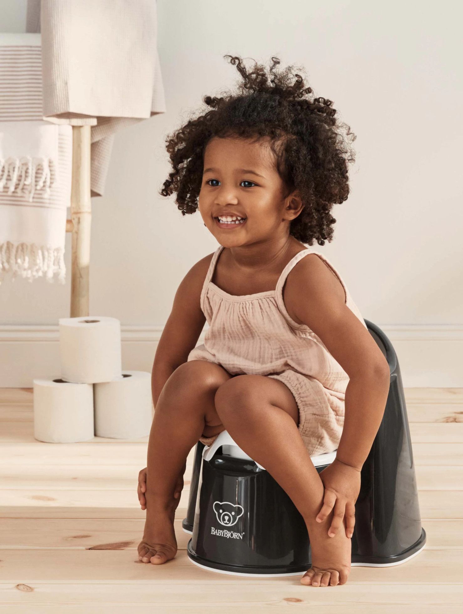 Olita cu protectie spate Potty Chair Black/White - BabyBjorn 9